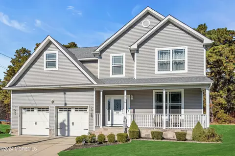 817 Montgomery Ave, Toms River, NJ 08757