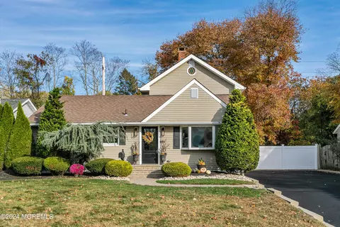 651 Hopping Rd, Belford, NJ 07718