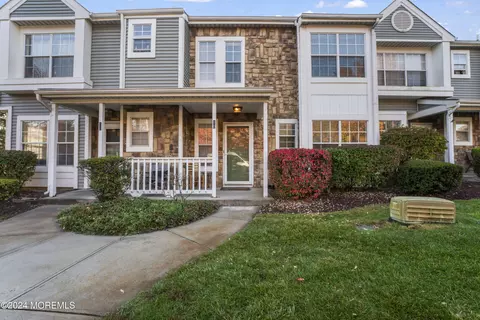 10 Stirrup Ct, Tinton Falls, NJ 07753
