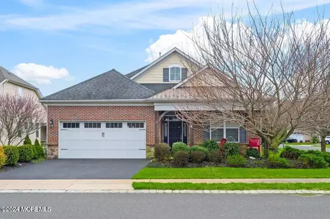 27 E Raphael Ln, Farmingdale, NJ 07727