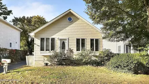 19 Bay St, Rumson, NJ 07760