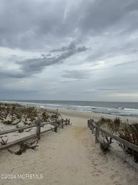 9 Pearl St #3A, Beach Haven, NJ 08008