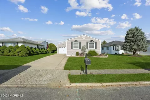 36 Pirogue St, Toms River, NJ 08757