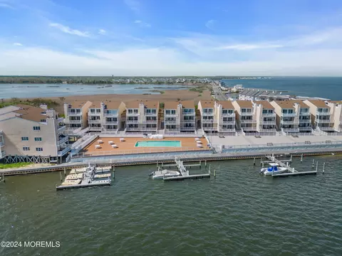 401 Bay Shore Dr #18B, Barnegat, NJ 08005