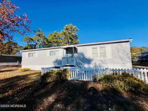 121 Woodchuck Pkwy, Whiting, NJ 08759