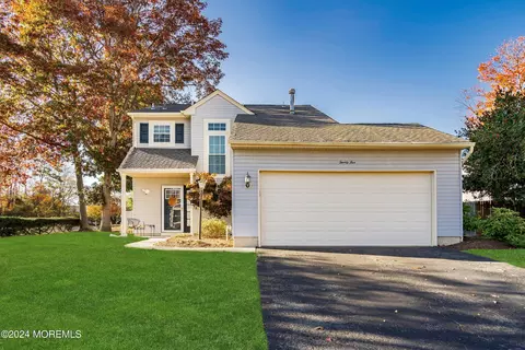 25 Heritage Dr, Howell, NJ 07731