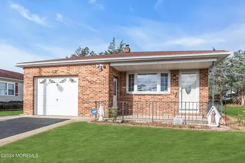 26 Maracaibo Pl, Toms River, NJ 08757