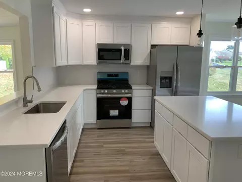 16 Hastings Rd, Manchester, NJ 08759