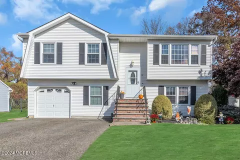 20 Alden Ter, Howell, NJ 07731