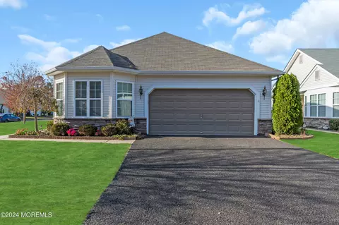 48 Eagle Ridge Cir, Lakewood, NJ 08701