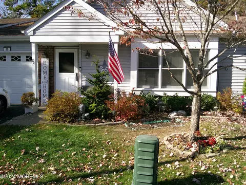 88 Chaucer Ct, Lakewood, NJ 08701