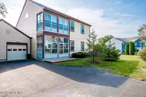3 Cambridge Dr, Monroe, NJ 08831