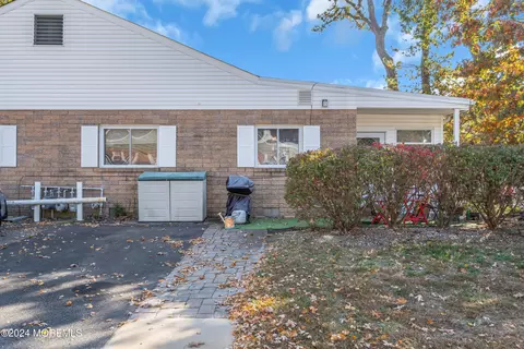 6 Hemlock St #B, Toms River, NJ 08757