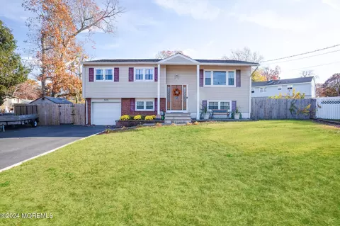 525 Raven Ct, Toms River, NJ 08753