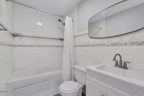 Bath - 22 Spinnaker Way, Waretown, NJ 08758 photo 1 of 1