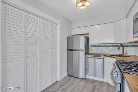 Kitchen - 22 Spinnaker Way, Waretown, NJ 08758 photo 2 of 3