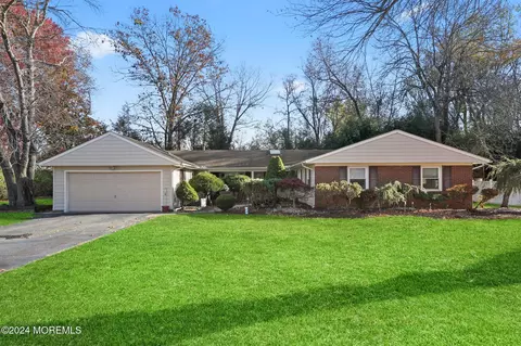 25 Chamber Ln, Manalapan, NJ 07726