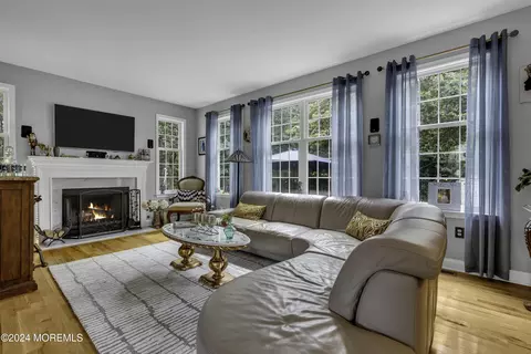 Living - 16 Lighthouse Ct, Brick, NJ 08723 photo 3 of 4