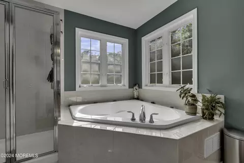 Bath - 16 Lighthouse Ct, Brick, NJ 08723 photo 4 of 5