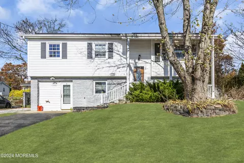 8 Bruce Ter, Jackson, NJ 08527