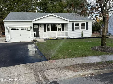 8 Ely Ct, Toms River, NJ 08757