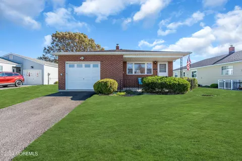 13 Seville Pl, Toms River, NJ 08757