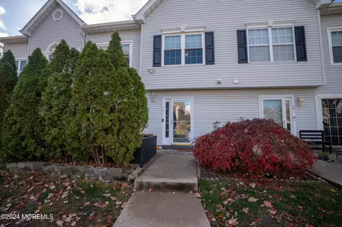 12 Dover Ct, Tinton Falls, NJ 07712