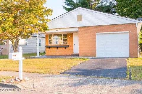 40 Virgin Islands Dr, Toms River, NJ 08757