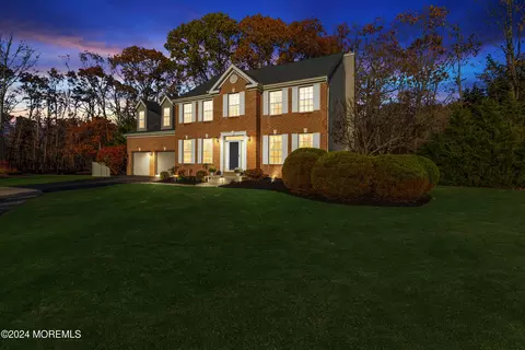 8 Shannon Ct, Howell, NJ 07731