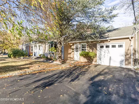 2 Deercrest Dr, Holmdel, NJ 07733 photo 2