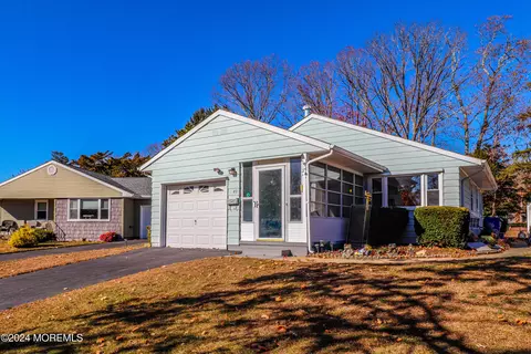 49 Sunflower Ln, Toms River, NJ 08755