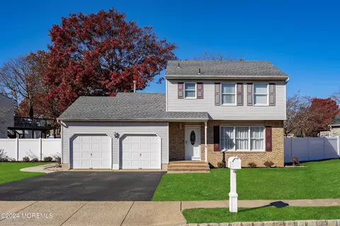 21 Albatross Dr, Howell, NJ 07731