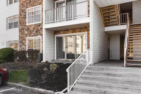 56 Willow Ct, Hamilton, NJ 08619