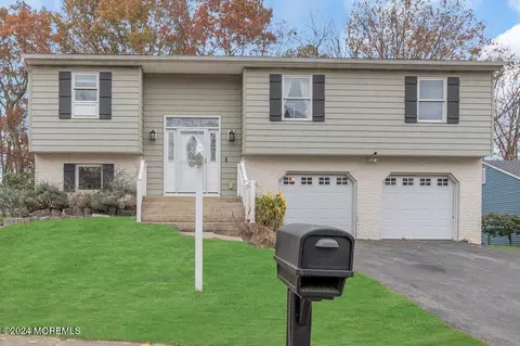 29 Cannon Ball Dr, Howell, NJ 07731