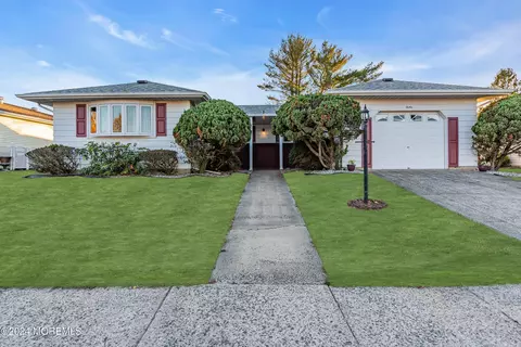 12 Hyannis St, Toms River, NJ 08757