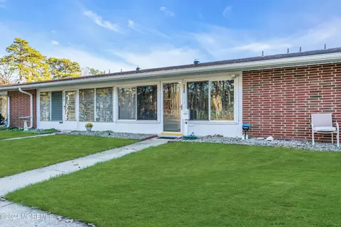 666 Plymouth Dr #E, Lakewood, NJ 08701