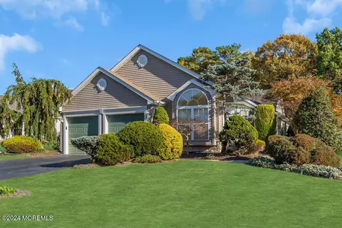 39 Oakmont Rd, Lakewood, NJ 08701