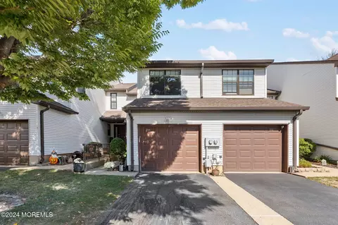 215 Longwood Dr #21-5, Manalapan, NJ 07726