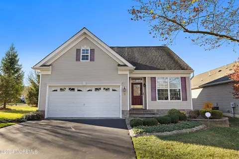 8 Maremanna Dr, Manalapan, NJ 07726
