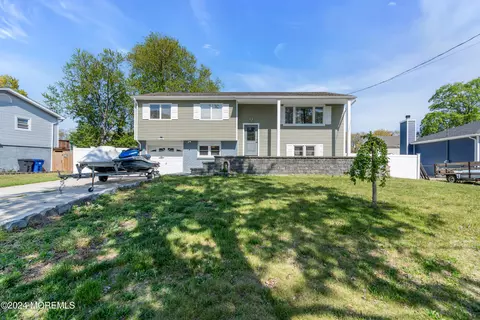 573 Fountain Dr, Toms River, NJ 08753