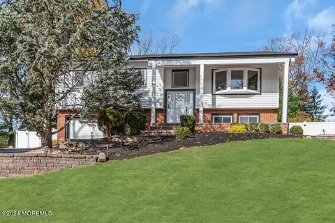 11 Juniper Ave, Manalapan, NJ 07726