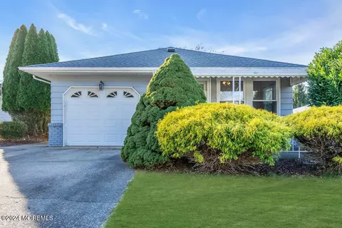 1 Guadeloupe Dr, Toms River, NJ 08757