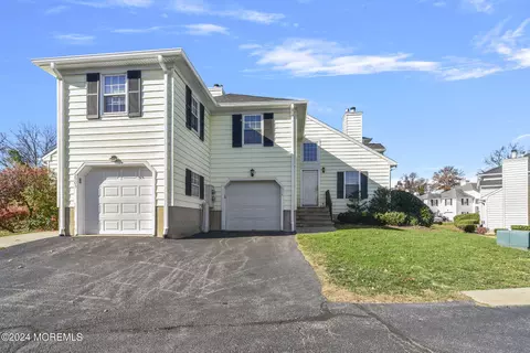 2904 London Ct, Middletown, NJ 07748