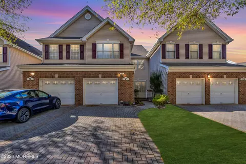 7 Smock Ct, Manalapan, NJ 07726