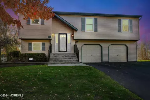 23 Sweetbriar Trl, Howell, NJ 07731
