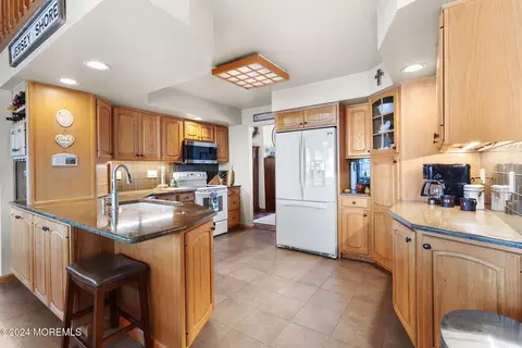 Kitchen - 819 Forepeak Dr, Forked River, NJ 08731 photo 6 of 7
