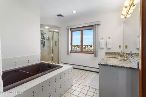 Bath - 819 Forepeak Dr, Forked River, NJ 08731 photo 4 of 6