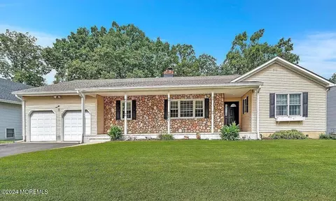 21 Mcfadden Dr, Monroe, NJ 08831