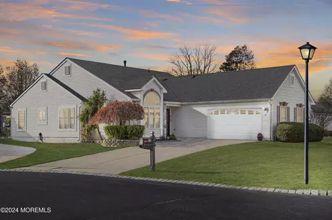 10 Chadwick Sq, Jackson, NJ 08527