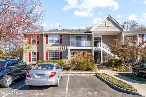 33 Beaumont Ct, Tinton Falls, NJ 07724